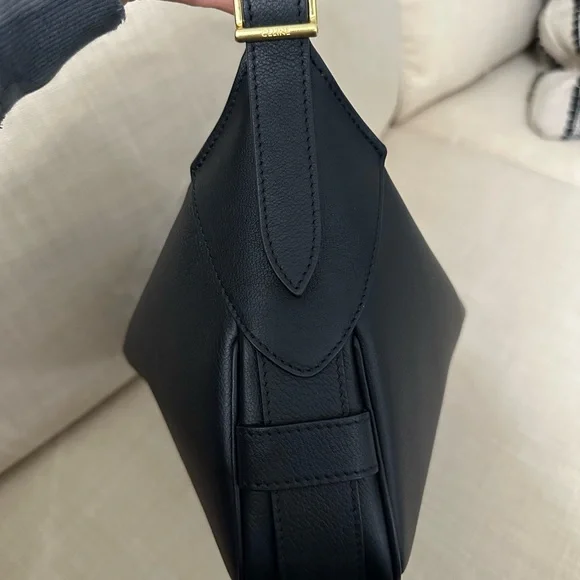 Elegant Black Leather Handbag - Picture 7 of 16